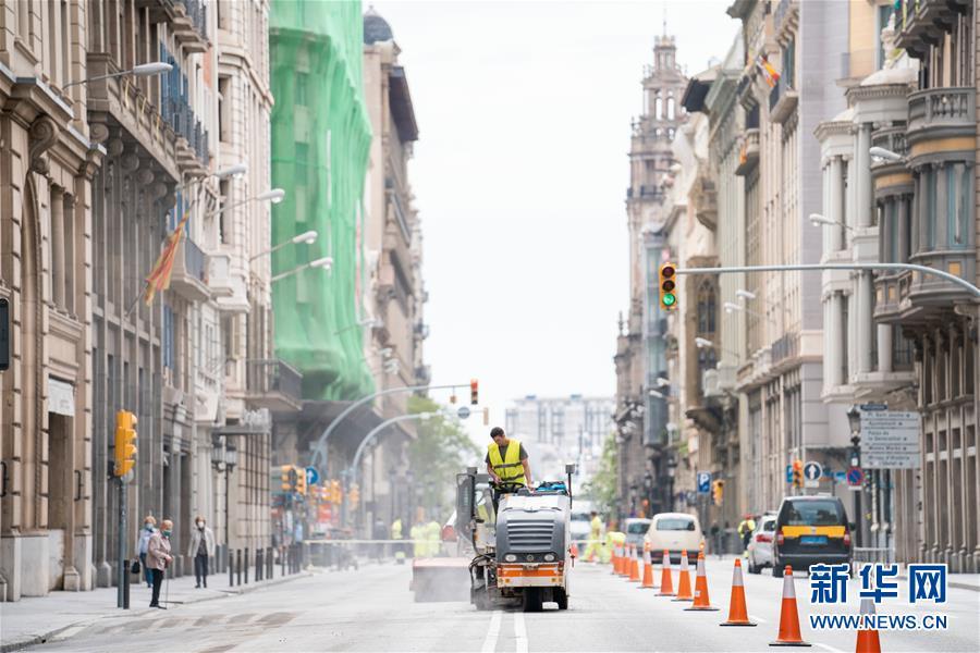 Barcelona alarga calçadas para garantir distância social