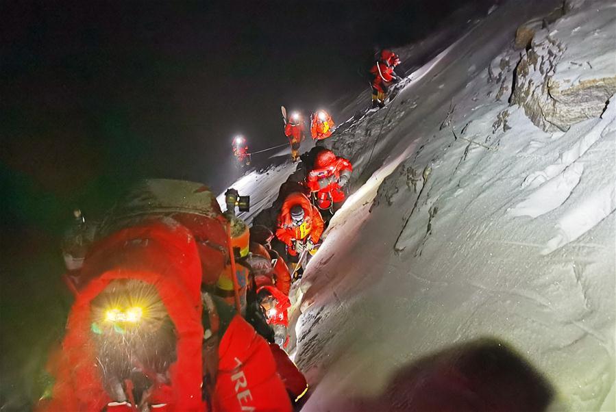 Equipe de pesquisa chinesa chega ao cume do Monte Qomolangma