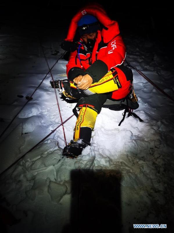 Equipe de pesquisa chinesa chega ao cume do Monte Qomolangma