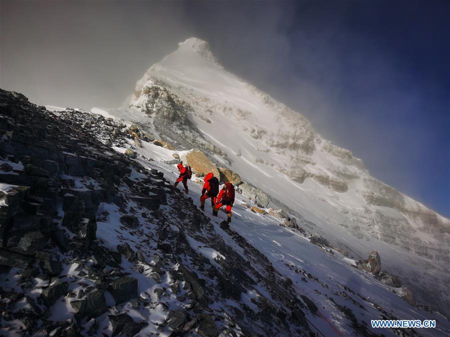 Equipe de pesquisa chinesa chega ao cume do Monte Qomolangma
