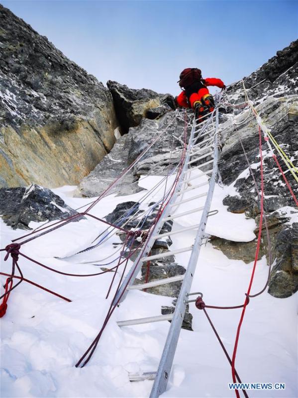 Equipe de pesquisa chinesa chega ao cume do Monte Qomolangma