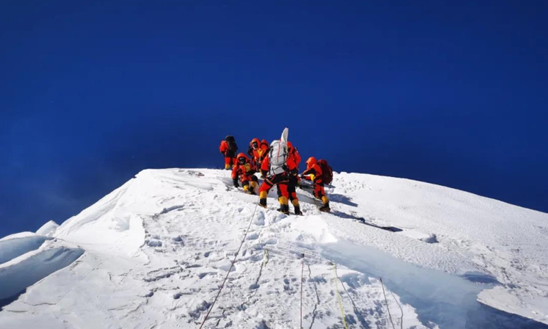 Equipe de pesquisa chinesa chega ao cume do Monte Qomolangma