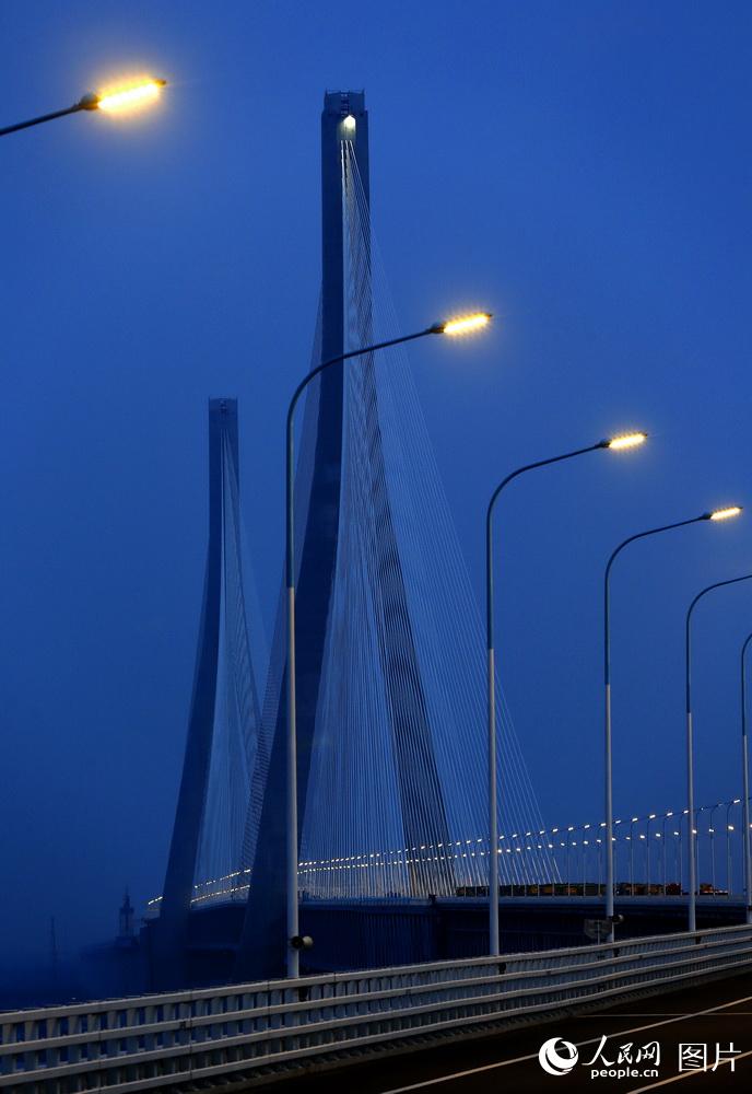 Ponte rodoferroviária Shanghai-Nantong submete-se ao teste com carga durante a noite