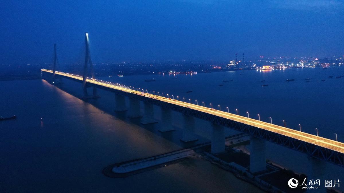 Ponte rodoferroviária Shanghai-Nantong submete-se ao teste com carga durante a noite