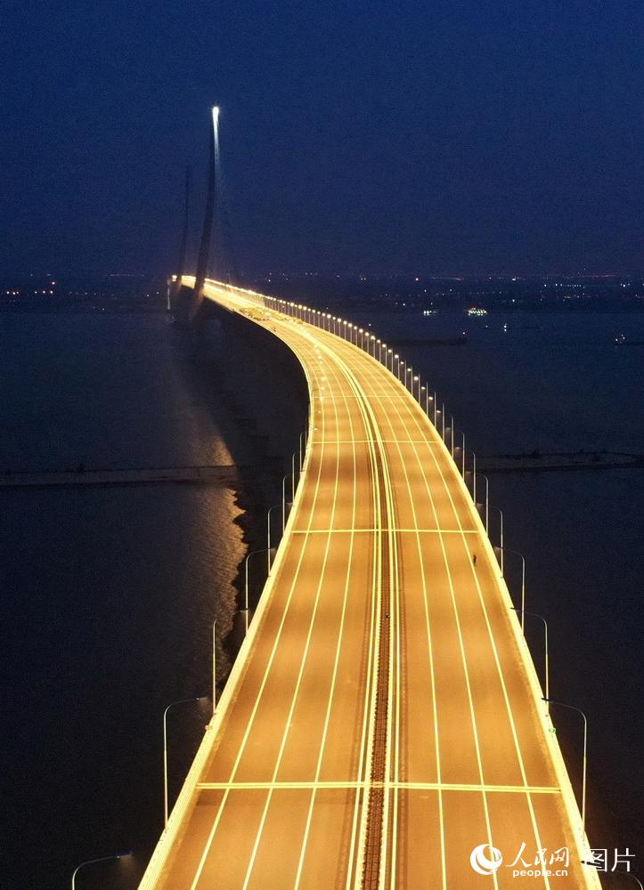 Ponte rodoferroviária Shanghai-Nantong submete-se ao teste com carga durante a noite