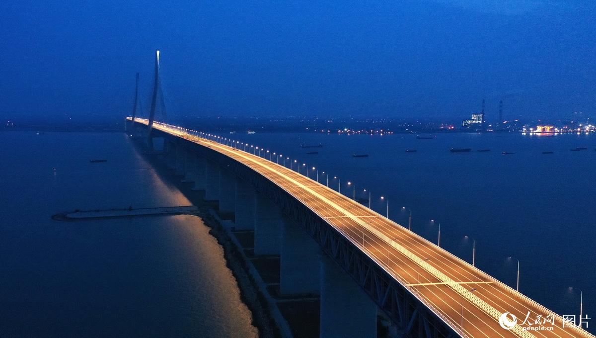 Ponte rodoferroviária Shanghai-Nantong submete-se ao teste com carga durante a noite