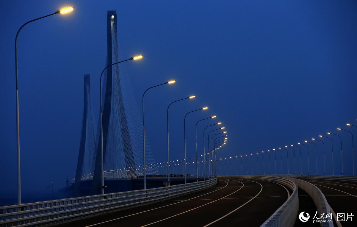 Ponte rodoferroviária Shanghai-Nantong submete-se ao teste com carga durante a noite