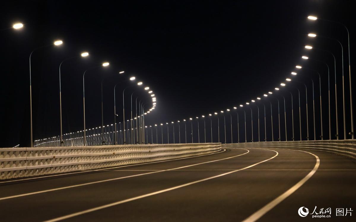 Ponte rodoferroviária Shanghai-Nantong submete-se ao teste com carga durante a noite