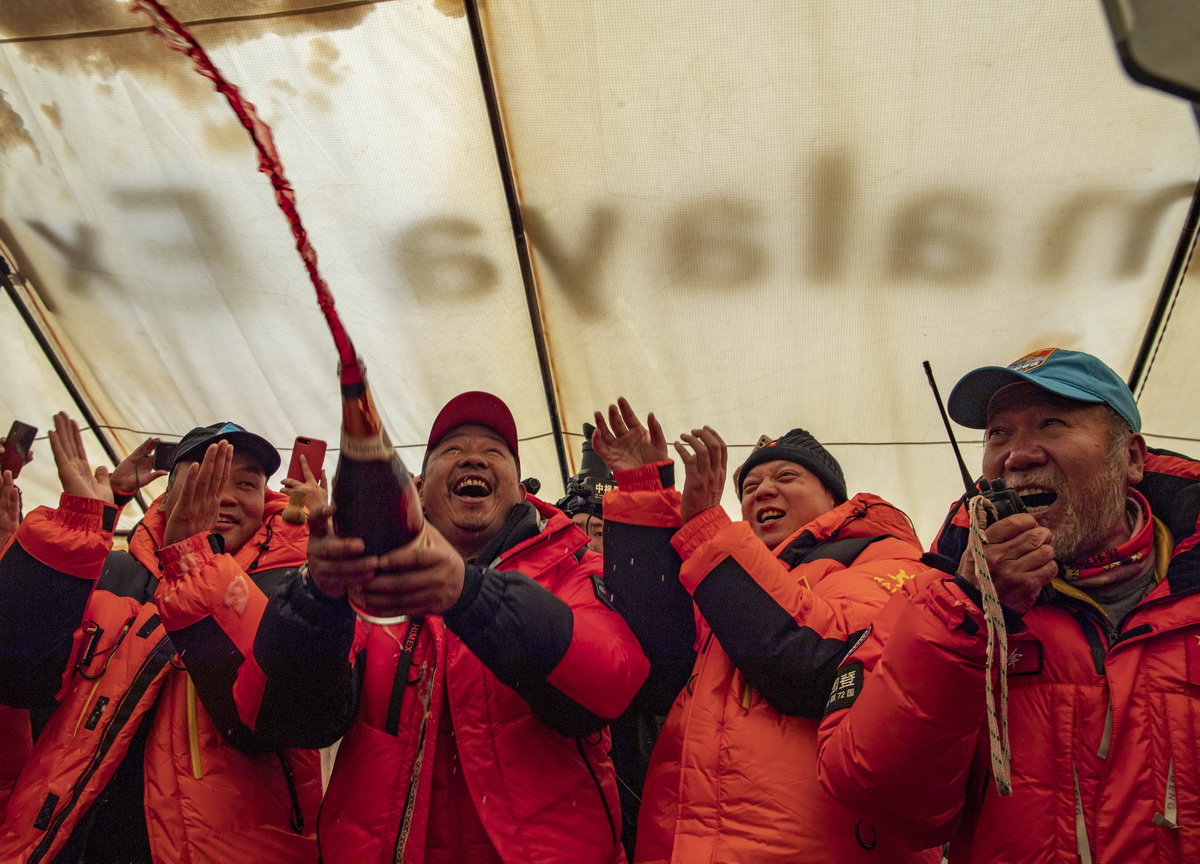 Equipe de pesquisa chinesa chega ao cume do Monte Qomolangma