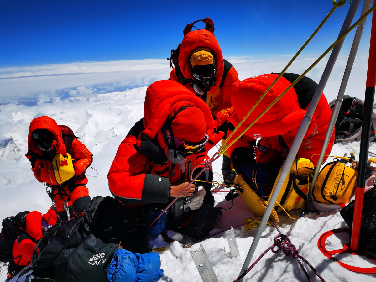 Equipe de pesquisa chinesa chega ao cume do Monte Qomolangma