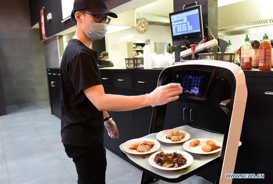 Robôs entregam refeições ao cliente em restaurante asiático em Viena