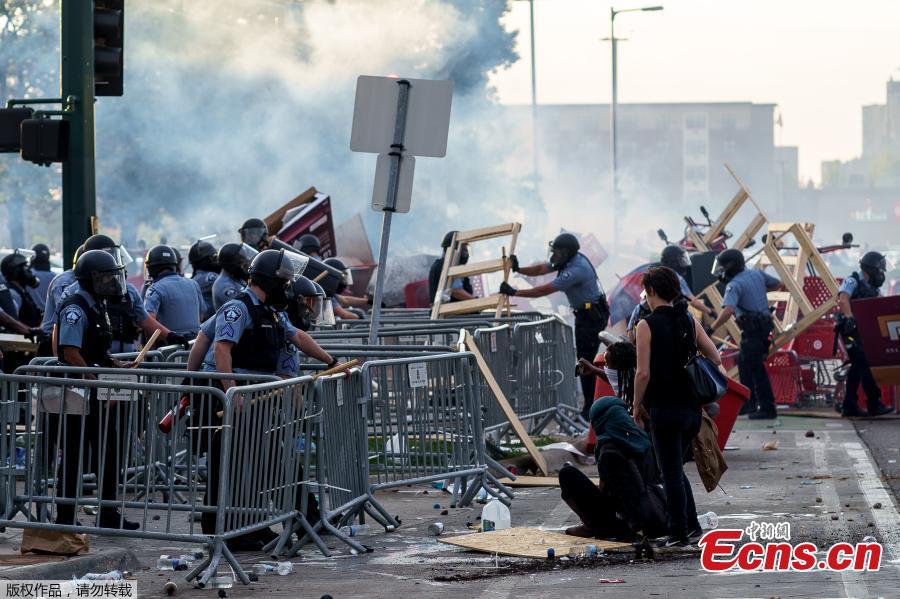 EUA têm protesto violentos após morte de homem negro