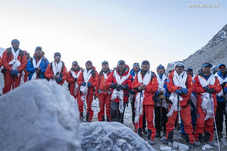 Equipe de pesquisa chinesa desce do acampamento base do Monte Qomolangma