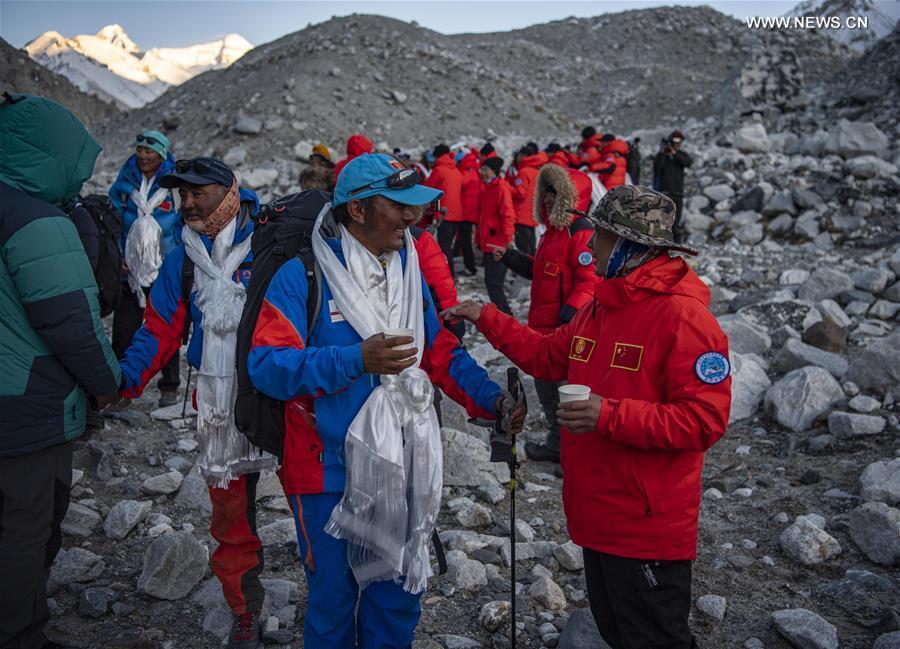 Equipe de pesquisa chinesa desce do acampamento base do Monte Qomolangma