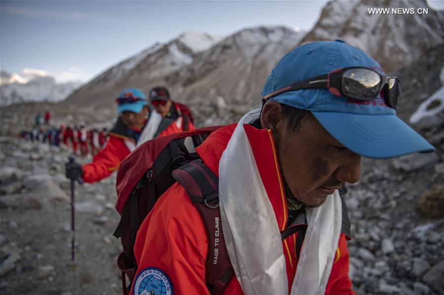 Equipe de pesquisa chinesa desce do acampamento base do Monte Qomolangma