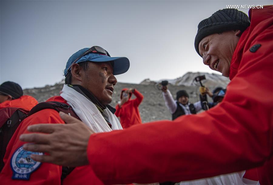 Equipe de pesquisa chinesa desce do acampamento base do Monte Qomolangma