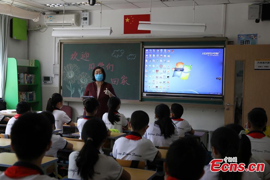 Mais de 400.000 estudantes em Beijing retomam as aulas