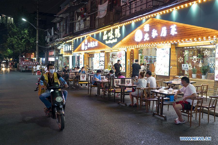 Pessoas visitam mercado noturno em Wuhan