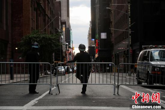 Nova York mantém toque de recolher à medida que protestos continuam