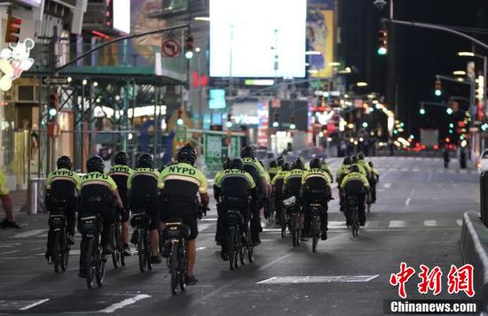 Nova York mantém toque de recolher à medida que protestos continuam