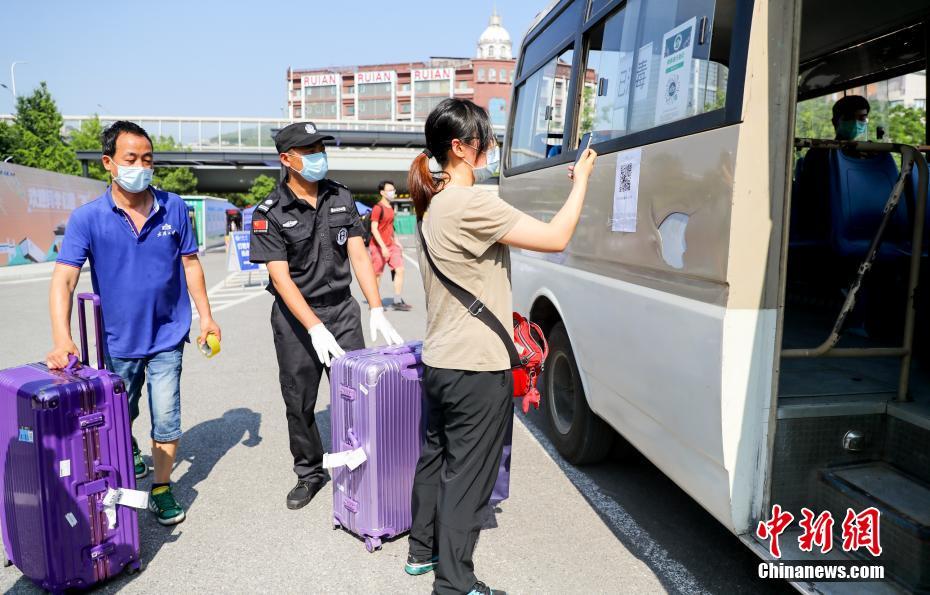 Finalistas universitários recebem permissão para regressar a Hubei

