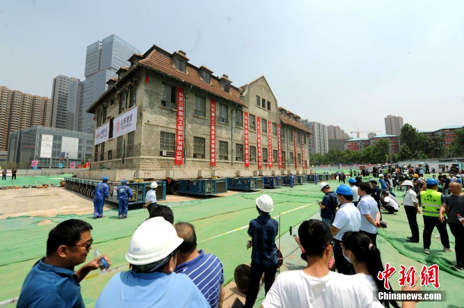 Shangdong: Edifício de 100 anos em Jinan tem deslocação de 76 metros concluída