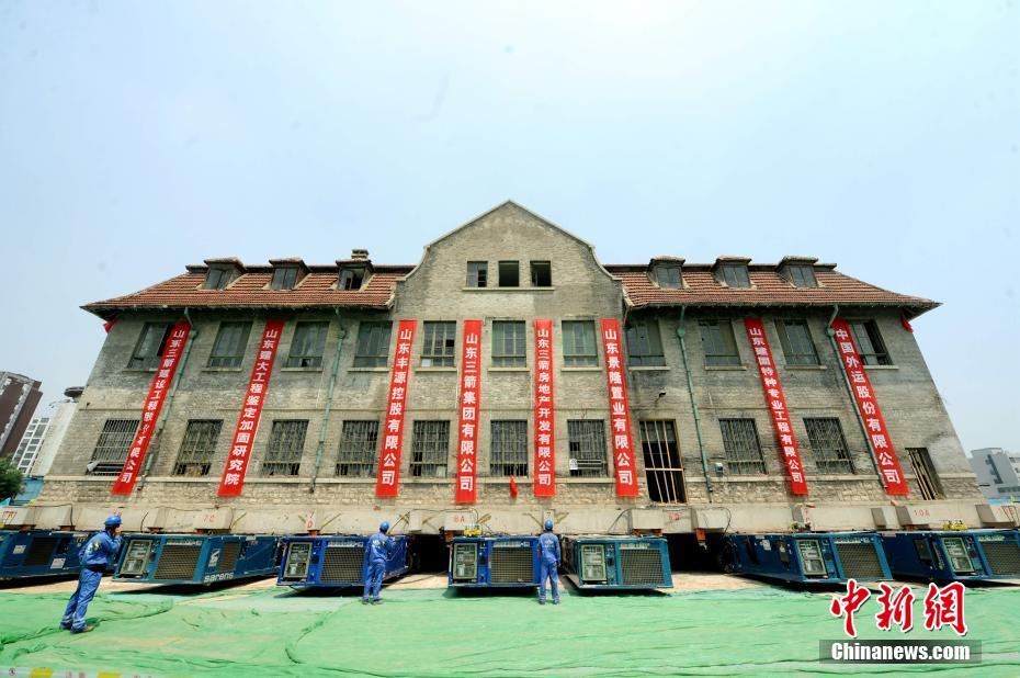 Shangdong: Edifício de 100 anos em Jinan tem deslocação de 76 metros concluída