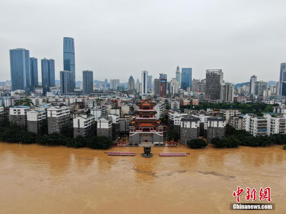 Inundações e chuvas atingem Liuzhou