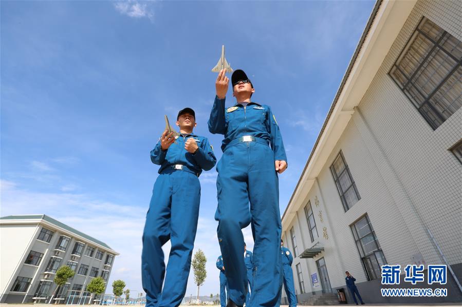 Piloto recordista da força aérea chinesa aposenta-se