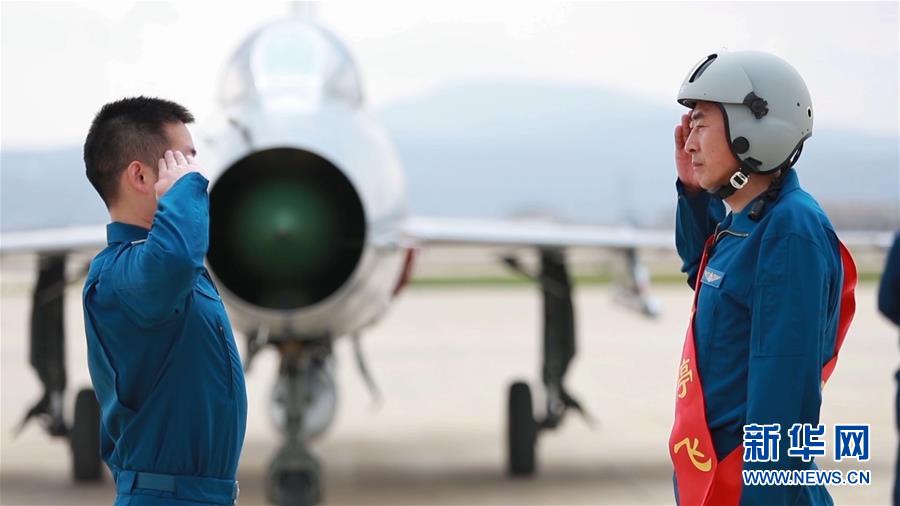 Piloto recordista da força aérea chinesa aposenta-se