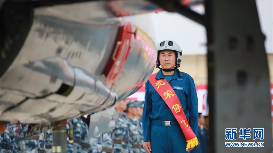 Piloto recordista da força aérea chinesa aposenta-se