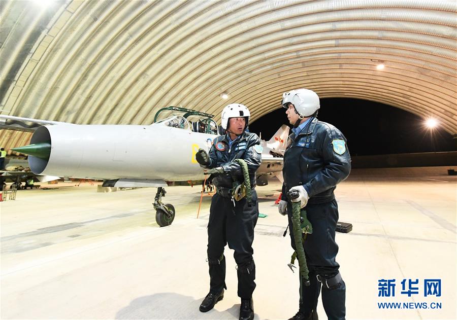 Piloto recordista da força aérea chinesa aposenta-se