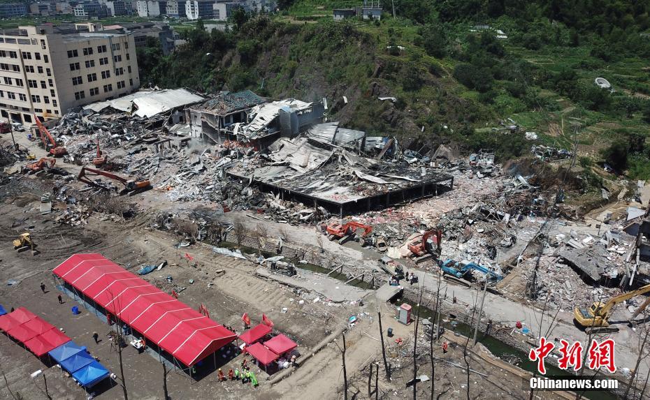 Explosão do caminho de tanque no leste da China causa centenas das mortes e feridos

