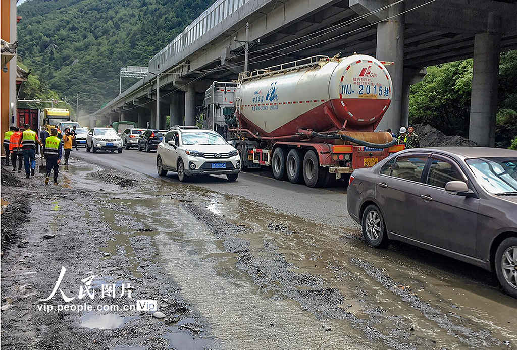 Fluxo de detritos ocorre na província de Sichuan