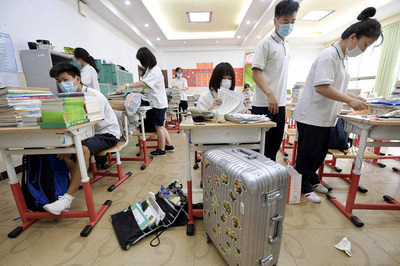 Estudantes saem da escola enquanto Beijing luta contra Covid-19