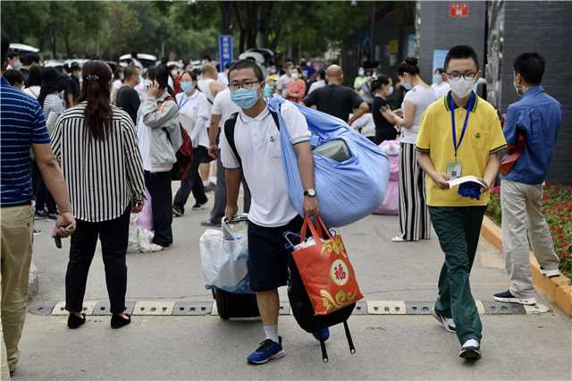 Estudantes saem da escola enquanto Beijing luta contra Covid-19