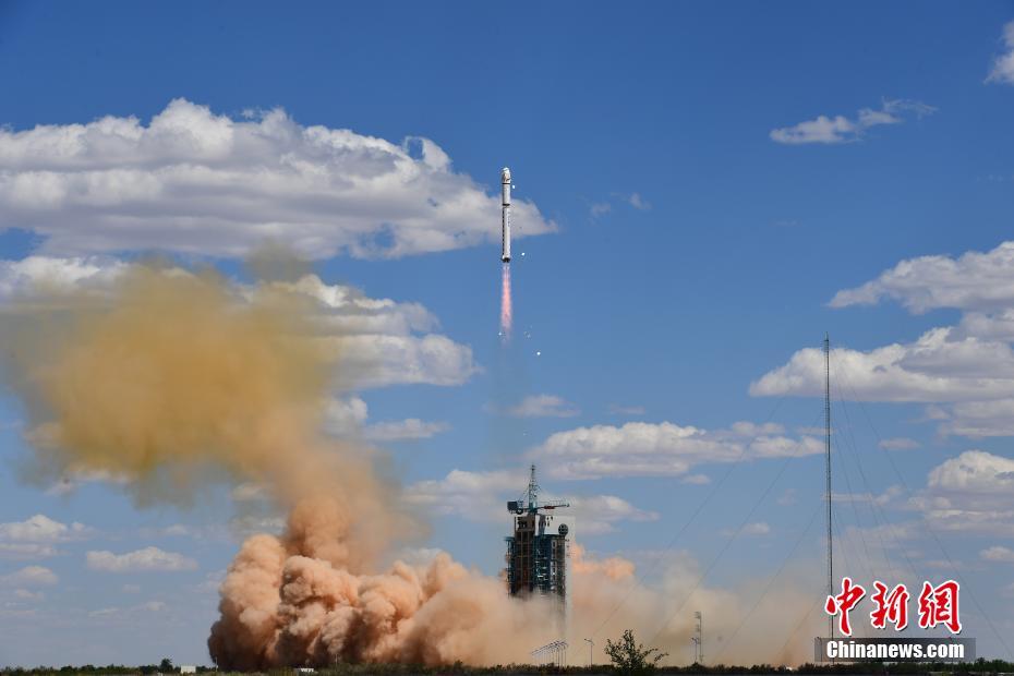 China lança três satélites com sucesso