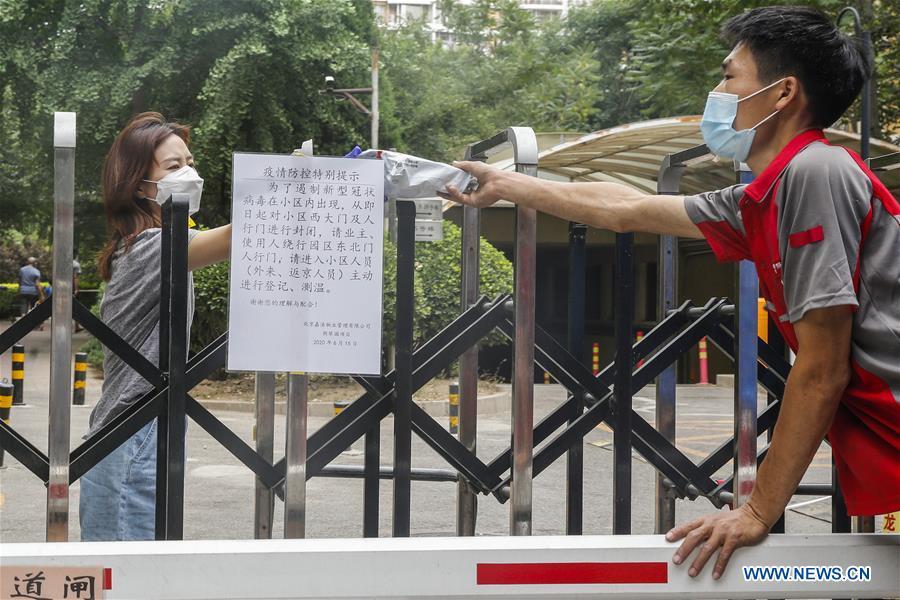 Gerenciamento fechado é retomado em todas as comunidades enquanto Beijing eleva a resposta de emergência à Covid-19