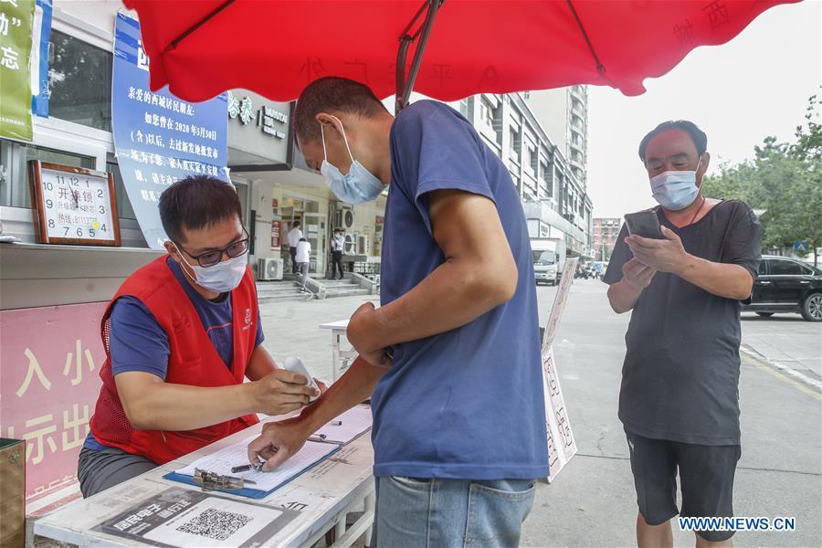 Gerenciamento fechado é retomado em todas as comunidades enquanto Beijing eleva a resposta de emergência à Covid-19