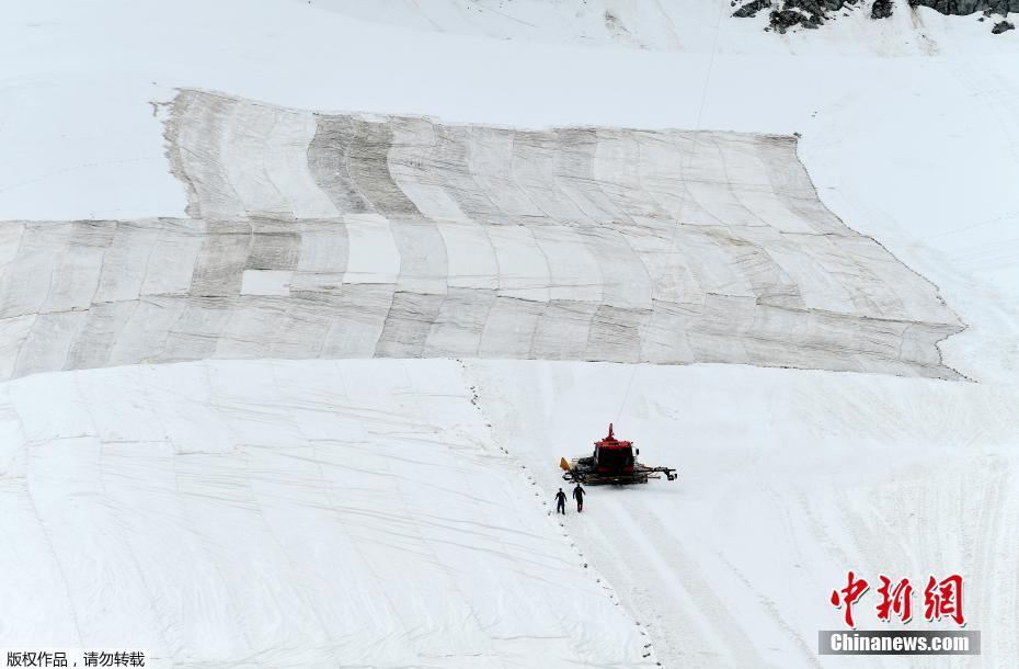 Galeria: Itália reveste neve em topo de montanha com tecido branco