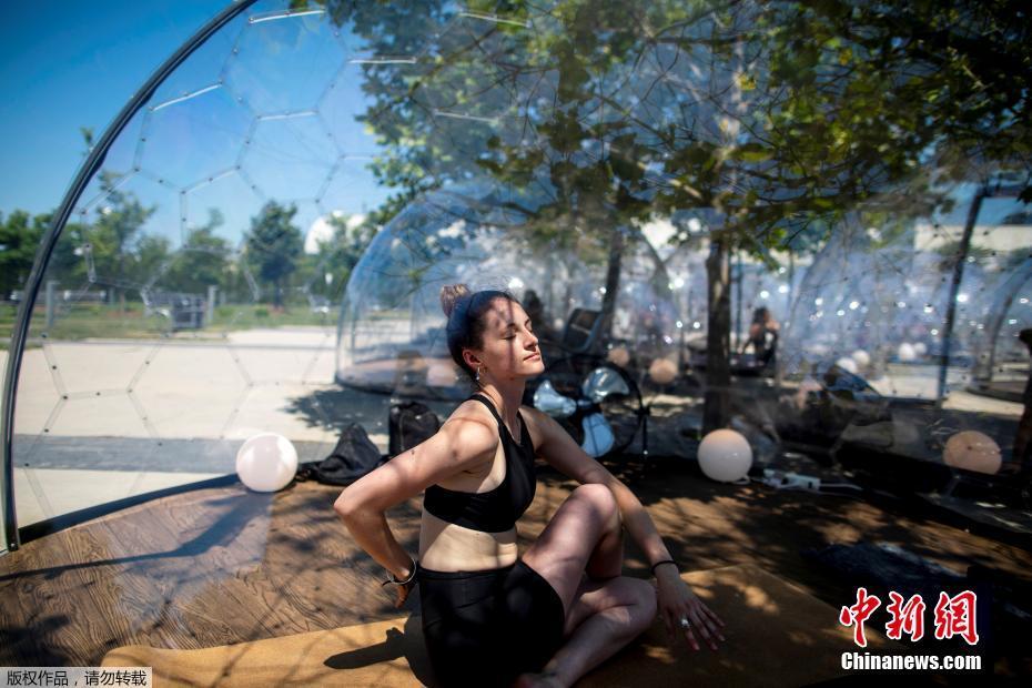 Canadenses praticam ioga em uma cúpula transparente e mantêm o 