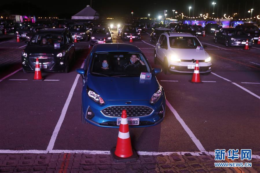 Parque de estacionamento em Brasília se torna um teatro ao ar livre

