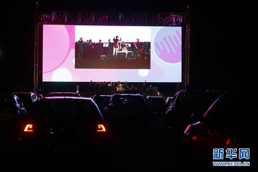 Parque de estacionamento em Brasília se torna um teatro ao ar livre

