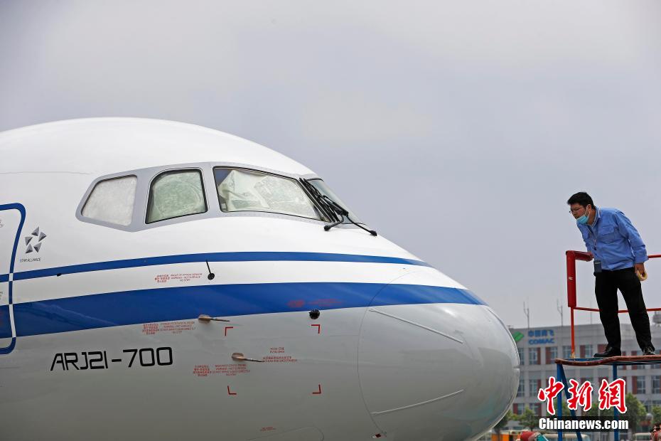 COMAC entrega primeiros aviões regionais ARJ21 à Air China

