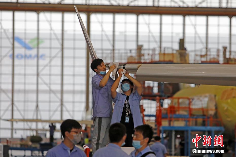 COMAC entrega primeiros aviões regionais ARJ21 à Air China

