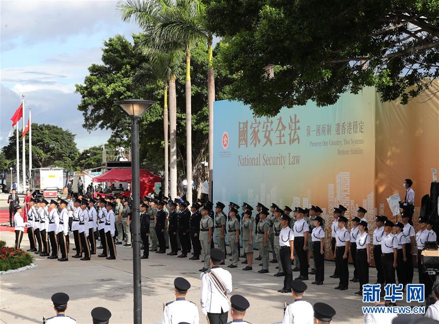 Hong Kong realiza a cerimônia de hasteamento da bandeira nacional para comemorar o 23º aniversário do retorno à China.

