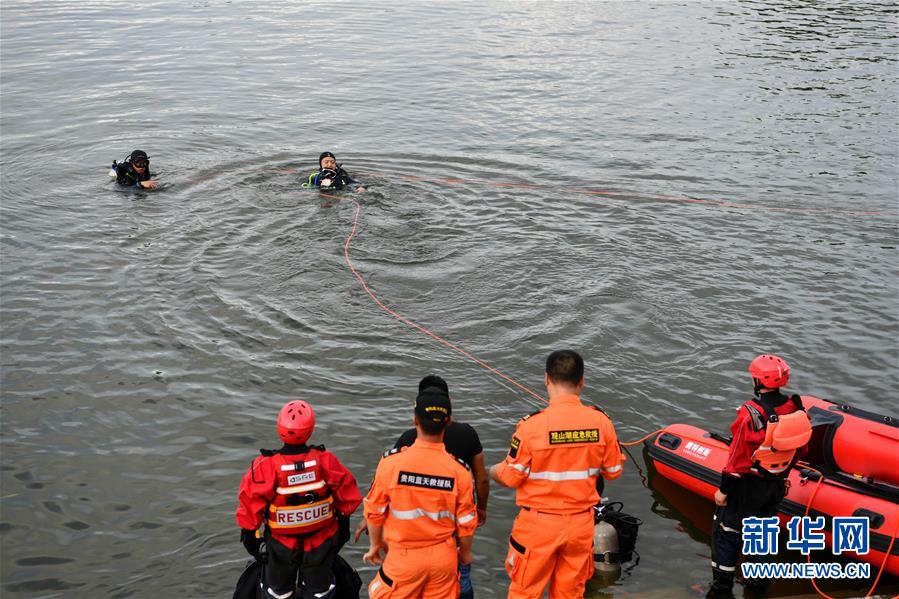 Acidente de ônibus deixa 21 mortes e 16 feridos em Guizhou