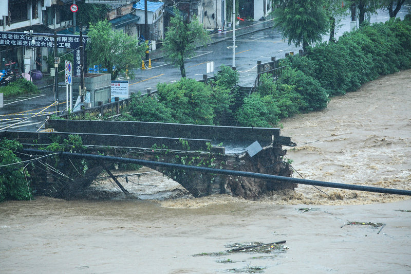 Inundação destrói ponte antiga na província de Anhui