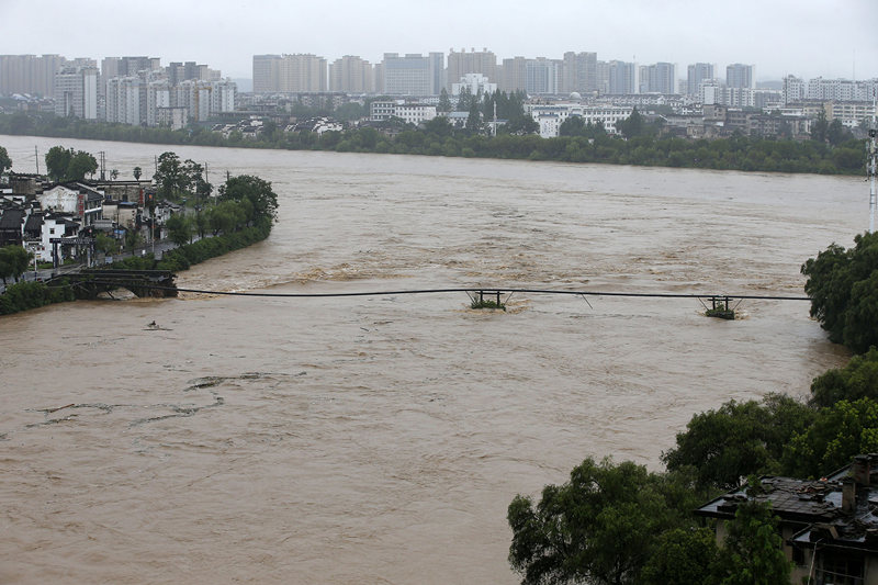 Inundação destrói ponte antiga na província de Anhui