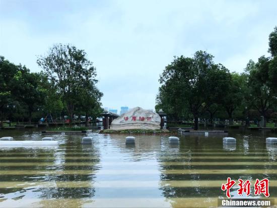 Wuhan: Praia do rio Hankou submergida pela primeira vez em 18 anos